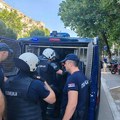Priveden sin autoprevoznika koji će danas govoriti na blokadi ispred SNS-a