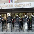 Novi skup studenata u blokadi ispred Filozofskog u Novom Sadu, policija obezbeđuje zgradu