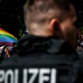 Neonacista promenio pol i izmakao sudskoj pravdi