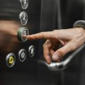 Potreba ili luksuz: Koliko lift utiče na cenu stana i kada zgrada mora da ga ima?
