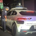(Foto) prišao je automobilu, a za volanom - nema nikoga Neobičan policijski slučaj u Americi, kome da izdaju kaznu za…