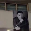 Hiljade ljudi na Skenderiji plače za halidom bešlićem: Pevaju Miljacku i Romaniju: Emotivni prizor iz Sarajeva