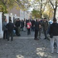 „Unošenje dušeka u školu je rušenje poretka ove zemlje?“: Poslušajte razgovor Šapčana sa policajcem ispred blokirane srednje…