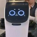 Robot-konobar: Nosi hranu, nosi šolje i tacne - i svi zadovoljni /video/
