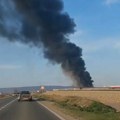 U industrijskoj zoni između Iriga i Rume bukti požar, nema povređenih