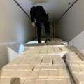 Sprečen pokušaj krijumčarenja na Vatinu: U tovarnom delu kamiona umesto prijavljenih cigareta nađeno 20 paleta briketa za…