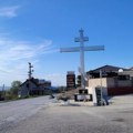 Znamenje vere i zahvalnosti: Na drumu Loznica-Valjevo u naselju Krst osvanuo veliki krst