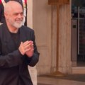 (Video) Baca se pred nju kao pred boginju! Albanski premijer nastavlja sa tradicijom: Kleknuo po treći put ispred Đorđe…