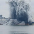 (Video) Uzbuna na Balkanu! Snažna eksplozija u velikoj luci, opkoljeno je sve, aktiviran plan "crvena intervencija": Stub dima…