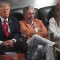 Donald Tramp izviždan, a potom zaspao na NBA finalu VIDEO