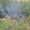 Požar u Popovom Polju kod Trebinja i dalje aktivan, ali pod kontrolom; u Hrvatskoj crveni meteo-alarm