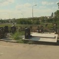 Mesto koje zahteva dostojanstvo i mir - ispresecano saobraćajnicom: Mokroluško groblje van sistema JKP "Pogrebne usluge"