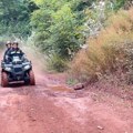 SUVA PLANINA GORI ČETVRTI DAN: Vatrogasci nose vodu na leđima, vetar ponovo rasplamsava ugašena žarišta