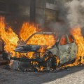 Zapaljena tri vozila u Novom Sadu: Eksplozija i plamen oštetili zgradu FOTO
