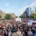 Održan šesti protest "Srbija protiv nasilja": Na vratima Vlade Srbije ostavljali poruke