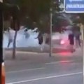 Snimak sukoba Delija i Lešinara u centru Banjaluke: Pogledajte jurnjavu navijača uz upaljene baklje (VIDEO)