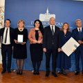 Uručene Oktobarske nagrade i Novembarske povelje Novog Sada Đurić: Sloboda plaćena je životima više od 5.000 sugrađana…