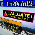 Prvi snimci razornog potresa u Japanu: Sve škripi, bandere lelulaju, automobili kao na talasima