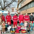 Bez straha kod lekara: Deca iz obdaništa "Zvončić" posetila Službu hitne pomoći doma zdravlja u Valjevu