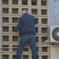 Deka spajdermen šokirao splićane! Pogledajte penzionera kako se spušta niz zgradu sa 5. sprata (video)
