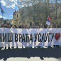 Studenti večeras ispred Gradske kuće u Nišu prate rezultate izbora iz Zaječara i Kosjerića