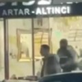 S automatskim puškama i fantomkama opljačkali zlataru: Drama u centru Gostivara: Svuda po gradu bacali bodljikavu žicu…