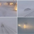(Foto, video) Mećava, ledena kiša, nestanak struje Strahovita zimska oluja zahvatila delove Amerike: Potpuna belina, saobraćaj…