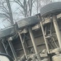 Kamion se prevrnuo i sleteo sa puta: Užasni prizori na putu Kraljevo - Čačak (video)