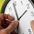 Овај дан трајаће 23 сата Померање сата ове године раније него претходне: Ево када ће први пут ове године ноћ пасти после 18…