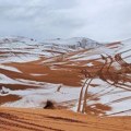 (Foto) čudo u "kopiji" Sahare: - pao sneg! Ljudi u neverici, ovo je fenomen koji se se retko viđa: Pustinjske dine se zabelele…