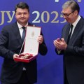 "Nije loša ideja" Vučić o tvrdnjama da će Vladan Petrov biti predsednički kandidat SNS: "Pet puta je obrazovaniji od Đokića"…