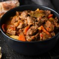Ne dinstajte meso u vodi ako želite sočan zalogaj, ovu mešavinu dodajte da bi bilo mekano i zaista ukusno