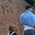 (Foto) "Beograde, prelep: Si!" Riki Martin oduševljen Srbijom, šeta na Kalemegdanu sa decom: Kupio šajkaču i srpsku zastavu