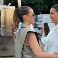 Džejla u belom odmah pala u zagrljaj Milici Pavlović: Evo od koga se ne odvaja, stigle na Adijev koncert