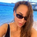 Smanjila silikone, pa se skinula: Pevačica (49) se baškari u luksuzu, pozirala u bikiniju, dekolte samo što ne pukne (foto)