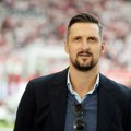 Gore mreže zbog fotke Srbina sa albanskim provokatorom! Bivši reprezentativac u provodu sa Džakom - supruga otkrila šta se…
