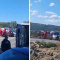 "Jedno vozilo potpuno uništeno, a drugo visi sa ivice mosta": Stravična saobraćajna nesreća kod Kragujevca