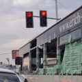 VIDEO: Neverovatna scena iz Beograda - autobus bez stakala prevozi radnike, i to već danima
