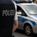 Horor u Nemačkoj školi, učenici evakuisani! Srednjoškolac (16) nožem izbo dečaka (8) nasred hodnika, a onda se zapalio