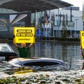 Protesti u Minhenu: Ispred zgrade sajma članovi Grinpisa potopili automobile
