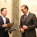 Predsednik Vučić uručio orden: Hvala što govorite istinu koja se mnogima ne sviđa Grenel: Volim Srbiju, srpski narod i…