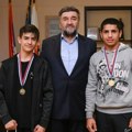Mladim bokserima pokloni: Dvojica osvajača zlatnih medalja dobili od Palilule tablet računare