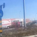 Šokantno! Auto se prevrnuo Na bok Na semaforu Jeziva nesreća u Zemunu (foto)