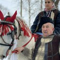 Sremci ovako terali Božić! Konjanici, tamburaši i kuvano vino, živi jedan od najlepših običaja u tom kraju (foto)