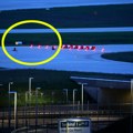Klimatski aktivisti upali na pistu aerodroma, pa se lepkom pričvrstili za beton: Kolaps u Nemačkoj, otkazano preko 60 letova