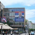 Veliki transparent postavljen na zgradu sedišta SRS "u Srebrenici nije bilo genocida" Jakšić: Transparent je simbol istine…