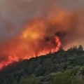 Vatra guta sve pred sobom! Šumski požari buknuli zbog visokih temperatura: Spomenici na groblju pocrneli od plamena (video)