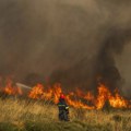 Stotine vatrogasaca treći dan gase šumski požar na jugu Grčke