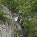 U klisuri Đetinje opasnost od obrušavanja kamenja, strogo zabranjeno kretanje i pomeranje zaštitne ograde