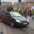 Potpuni ludak: Autom udario studentkinju na protestu i nosio je na krovu (uznemirujući video)